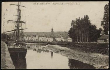 Landerneau. - Vue générale de l'entrée du port avec en second plan le quartier Saint-Thomas