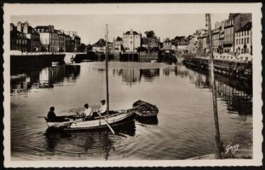 Landerneau. - Un bateau dans le port avec vue sur la ville