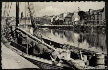 Landerneau. - Vue d'un bateau de pêche avec en arrière-plan le quai de Cornouaille