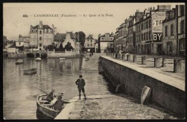 Landerneau. - Le quai de Cornouaille et le pont de Rohan avec en premier plan des enfants dans une barque
