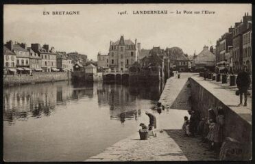 Landerneau. - Vue sur le pont de Rohan et les quais avec en second plan des lavandières et des enfants