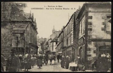 Landerneau. - La rue du pont, un jour de marché