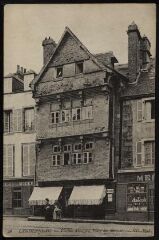 Landerneau. - La place du marché, maison à pan de bois