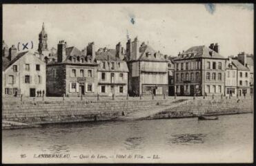 Landerneau. - Les quais, l'hôtel de ville