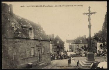 Landerneau. - Place Saint-Thomas, le calvaire et l'ossuaire
