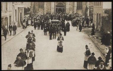 Enterrement de l'abbé Joseph Fleury en 1913, à l'église Saint-Houardon