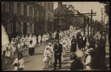 Landerneau. - Procession religieuse, boulevard de la Gare