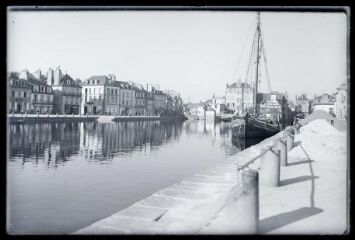 Landerneau.- Vue d'ensemble du port, du Pont de Rohan et du Quai de Léon, avec bateaux. Publicité Renault en arrière plan