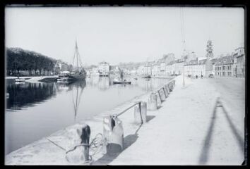 Landerneau.- Vue d'ensemble du port avec bateaux, quai de Cornouaille, bittes d'amarrages, clocher de St Thomas