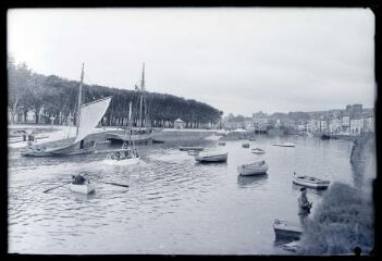 Landerneau.- Vue d'ensemble du port avec de petites barques et les quais bordés d'arbres. Vue du Champ de bataille, du pont et du quai de Cornouaille.