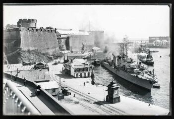 Brest.- Bateaux dans le port de Brest, devant le château