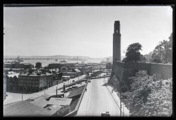 Brest.- Port de commerce et monument américain de Brest