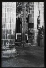 Le Folgoët.- Intérieur de l'église Notre-Dame du Folgoët, vue d'une urne funéraire près d'un autel et pilier, d'un Ecce Homo et d'une sainte-Thérèse