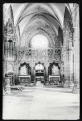 Le Folgoët.- Intérieur de l'église Notre-Dame du Folgoët, vue de la nef centrale, chœur, chair à prêcher, jubé en pierre et vitrail en rosace