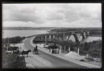 Brest.- Pont Albert Louppe et route passant sur le pont, ainsi que le péage et des feux de signalisation