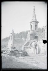 Pont-Christ.- Ruines de la chapelle de Pont-Christ dans son paysage et son calvaire