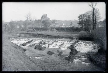 La Roche Maurice.- Vue éloignée du village de la Roche-Maurice