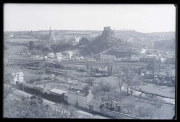 La Roche Maurice.- Vue éloignée du château et de l'église de la Roche-Maurice