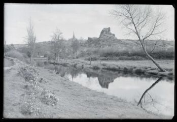 La Roche Maurice.- L' Elorn au premier plan, donjon du château et clocher de la Roche Maurice au second