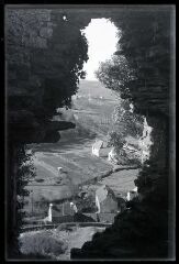 La Roche Maurice.- Maisons du village de la Roche Maurice vues à travers une ouverture dans les ruines du château