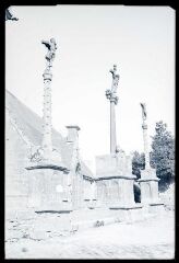 La Roche Maurice.- Entrée de l'église de la Roche Maurice avec calvaire à 3 croix : celle du christ, du bon et du mauvais larron