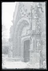 La Roche Maurice.- Vue extérieure du porche de l'église de la Roche Maurice