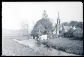 La Roche Maurice.- Chapelle de Pont-Christ dans un paysage d'arbres et en bordure de la rivière Elorn