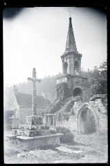 La Roche Maurice.- Chapelle de Pont-Christ avec Calvaire