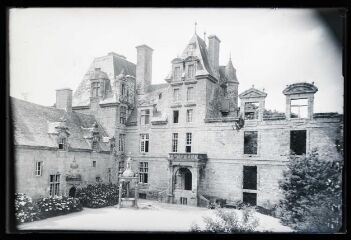 Saint-Vougay.- Vue de la cour intérieure du château de Kerjean, avec le puits dans l'angle des 2 bâtiments
