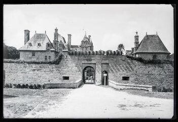 Saint-Vougay.- Entrée du château de Kerjean, porte cochère et piétonnière