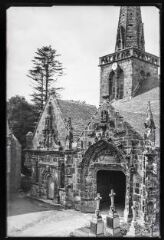 La Martyre.- Extérieur de l'église Saint-Salomon avec le porche, le cimetière et le clocher