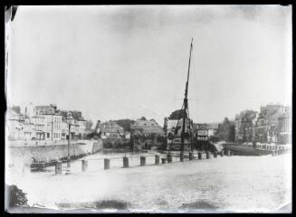 Landerneau.- Bateau dans le port de Landerneau, devant le pont de Rohan (vue de l'ancien moulin du pont), avec vue des quais