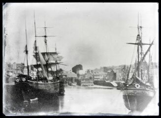 Landerneau.- Vue rapprochée de bateaux à voiles dans le port de Landerneau, avec vue des quais et de l'ancien moulin du Pont de Rohan