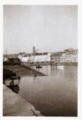 Landerneau. - Vue sur le quai de Cornouaille, le pont en bois et l'église Saint Thomas