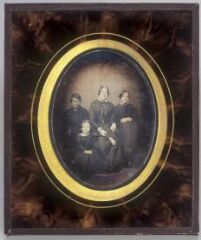 1 vue  - Daguerréotype \'Femme entourée d’un garçon d’une douzaine d’années et de deux jeunes filles\' (ouvre la visionneuse)
