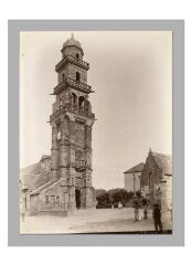 1 vue  - Photographie de l\'église Saint-Thomas, calvaire, ossuaire (ouvre la visionneuse)