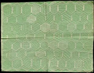 1 vue  - Morceau de tulle brodé d’une succession de motifs géométriques sur fond de papier vert, le verso étant de couleur bleu (ouvre la visionneuse)