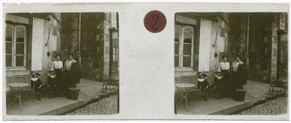 1 vue  - Landerneau. - Femmes et enfants à la terrasse du café parisien (ouvre la visionneuse)