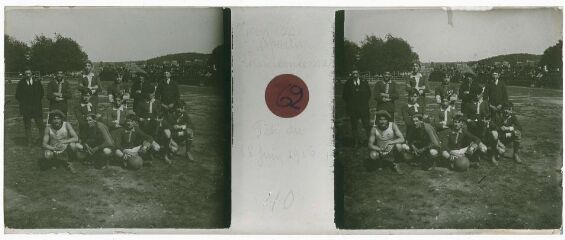 1 vue  - Landerneau. - Fête du 18 juin 1916, équipe de football du 128e (ouvre la visionneuse)