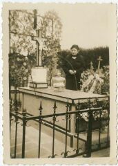 1 vue  - Cimetière de Landerneau, Albertine Sanson Vergos devant le caveau de la famille Troadec-Vergos (ouvre la visionneuse)