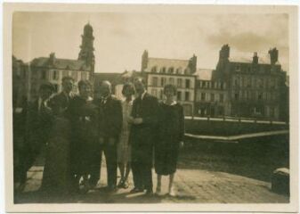 1 vue  - Photo de famille Troadec-Vergos, quai de Léon (ouvre la visionneuse)