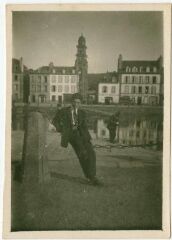 1 vue  - Jean Troadec, sur le quai de Léon (ouvre la visionneuse)