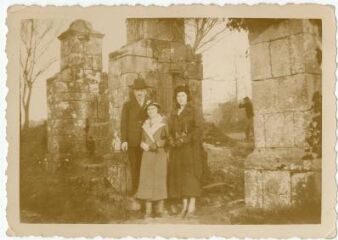 1 vue  - Ernest Troadec et sa famille [devant l\'église de Beuzit] (ouvre la visionneuse)