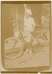 1 vue  - Femme à vélo devant le Café Parisien (ouvre la visionneuse)