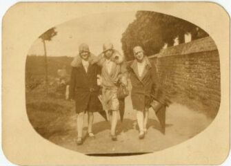1 vue  - Lisette Aubry, Jeanne Sanson et une autre femme sur un chemin (ouvre la visionneuse)
