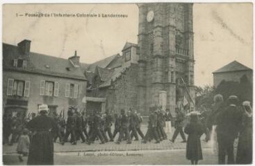 1 vue  - Carte postale, infanterie coloniale devant l\'église Saint-Thomas (ouvre la visionneuse)