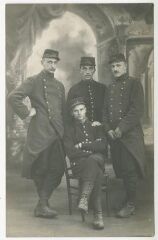 1 vue  - Carte postale, 128e régiment à Landerneau posant dans le studio du photograhe Lozach (ouvre la visionneuse)