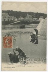 1 vue  - Carte postale, le port de Landerneau, lavandières sur le quai de Léon (ouvre la visionneuse)