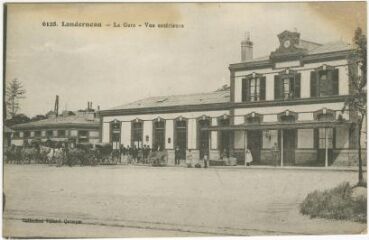 1 vue  - Carte postale représentant la façade de la gare de Landerneau   (ouvre la visionneuse)