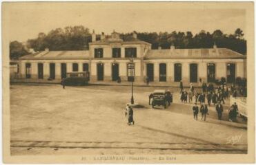 1 vue  - Carte postale représentant la place et la gare de Landerneau (ouvre la visionneuse)